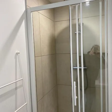 Superbe Parentale Avec Sa Propre Salle De Bains Avec Douche Et Wc Prives, Cuisine Et Wifi