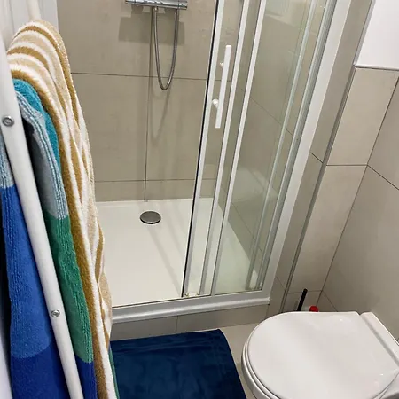Superbe Parentale Avec Sa Propre Salle De Bains Avec Douche Et Wc Prives, Cuisine Et Wifi *